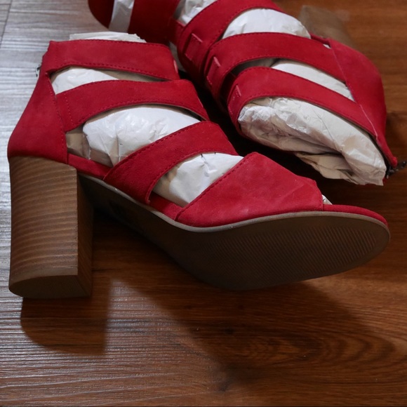 Red Heels (9) - Picture 3 of 5